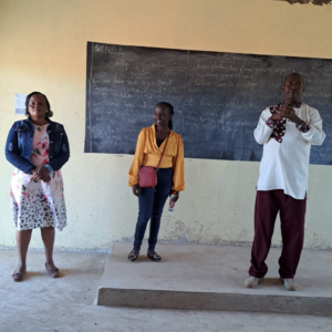 Agnes mit Schuldirektor und Vizedirektorin in Mperrishi