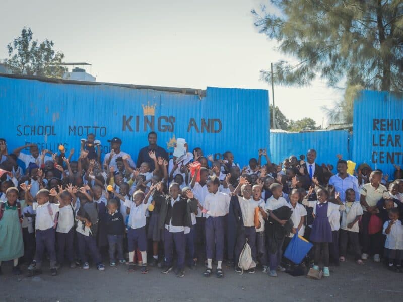 Kinder der Rehoboth Schule in Kitengela, Kenia, unterstützt durch das Bildungsprogramm der WeCare-Association.